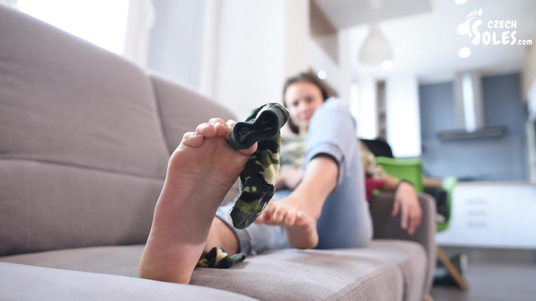 Czech Soles - foot fetish content: Čerstvé ponožky na jejích velmi páchnoucích nohou škádlí, POV