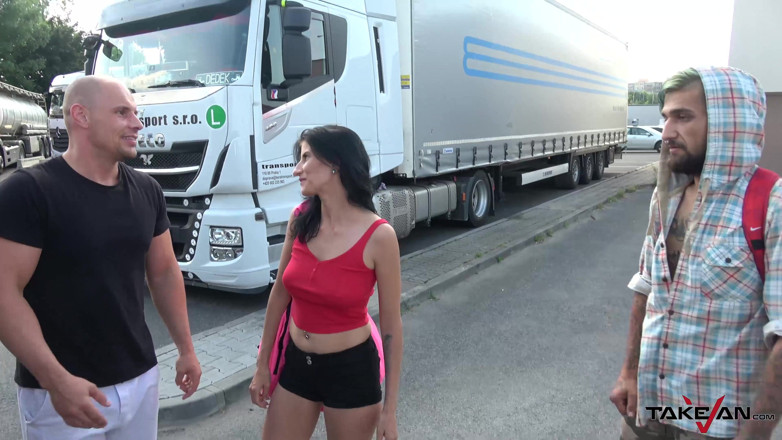 Take Van: Ela vai pegar uma carona, mas não sem porra na...