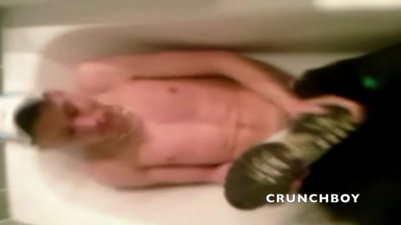 Sneaker gay: Sexy escamosa rapaz mijando e tênis cheiram no banheiro
