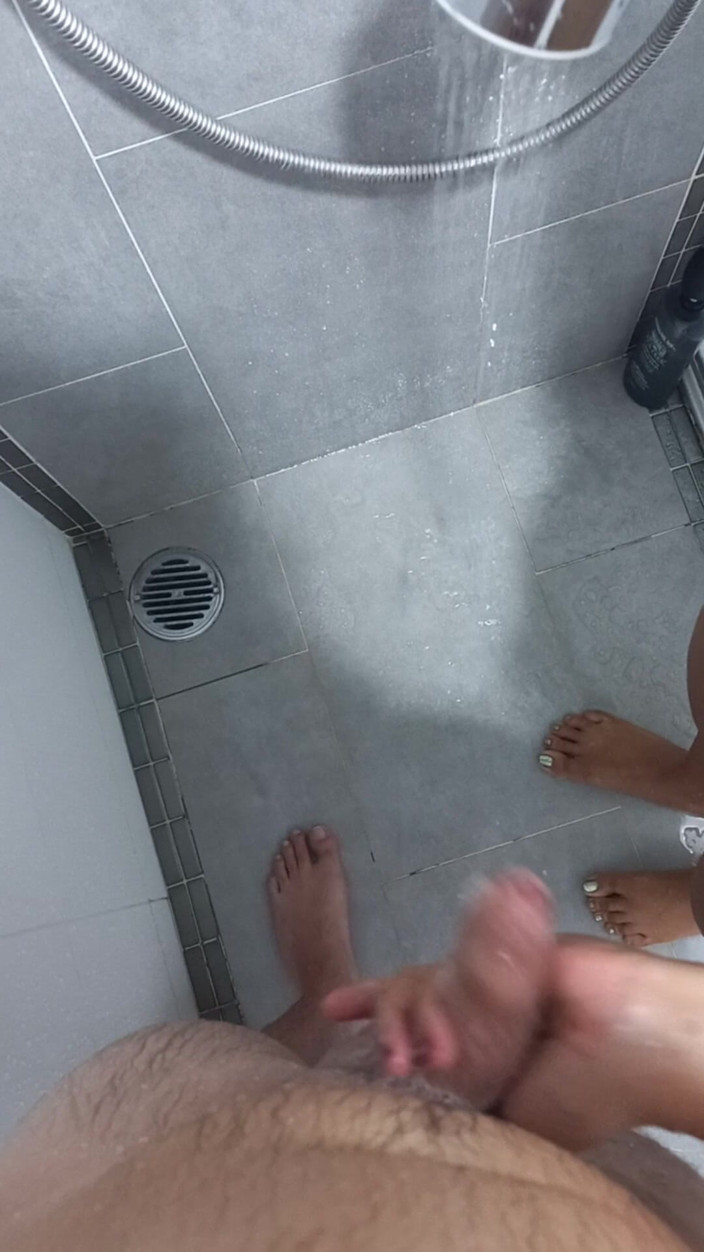 Handjob Passion: Labă senzuală la duș cu săpun cu unghii roșii