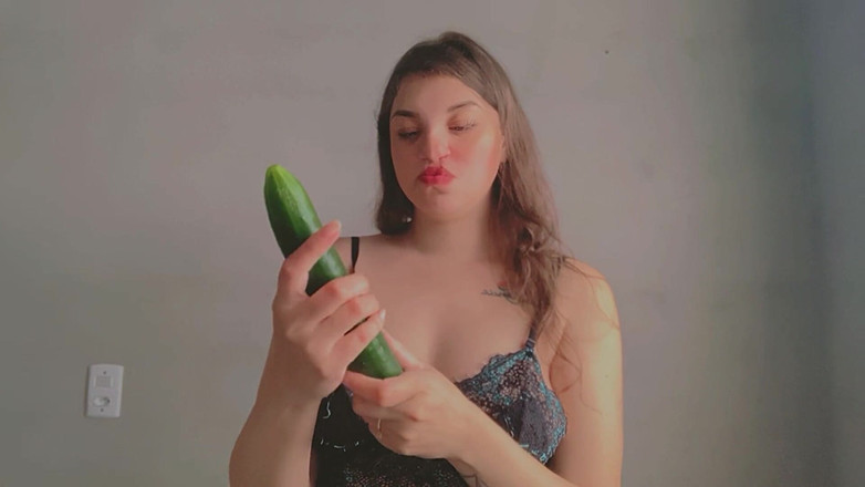 More Candy: Styvsyster förbereder sallad med gurka som hon lade i hennes...