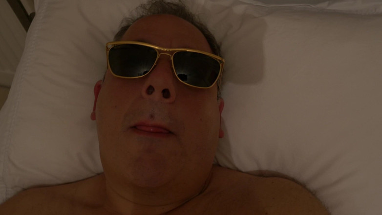George Rex Solo: Vedere la persoana 1 Nud masturbare în pat purtând ochelari de soare și...