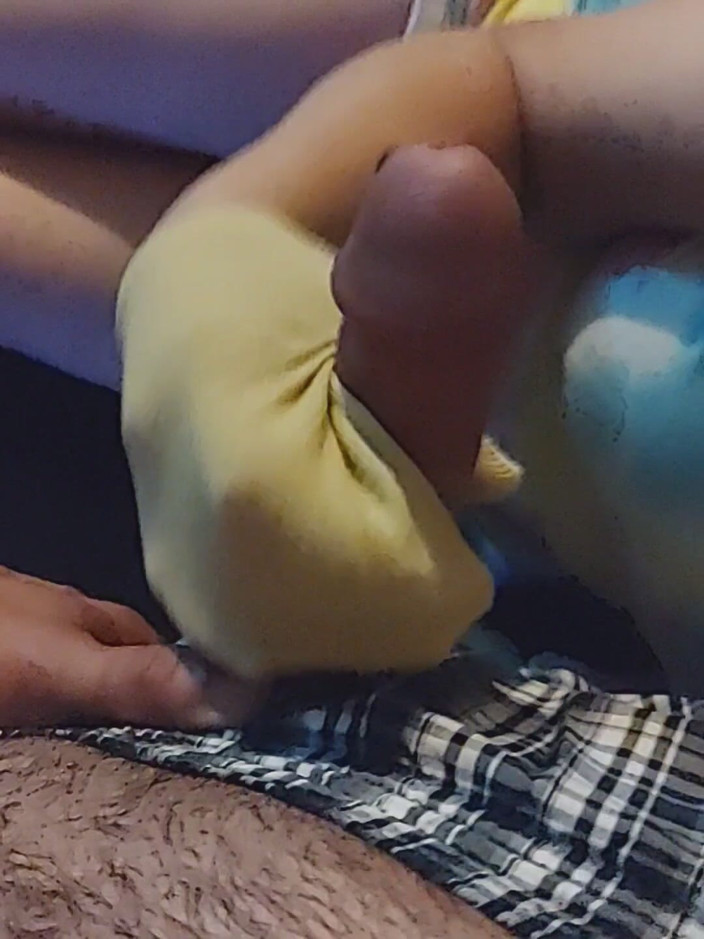 SocksAddict69: Дрочка ногами - минни Маус, дрочка ногами - желтая лодыжка, дрочка - сперма