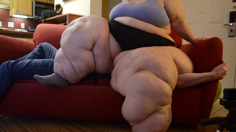 Full Weight Productions: Culona Bobbi Jo, pisoteo y sofá fallidos de Bobbi Jo