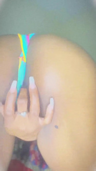 Shuga Avry mostra la sua bella figa con uno spogliarello sexy provocante davanti alla telecamera e gioca con il suo clitoride in calze a rete
