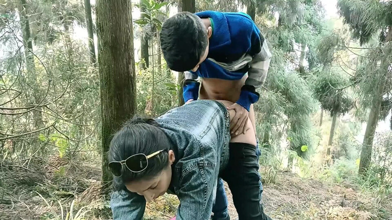 Anjalisingh_sexy: 18 岁的印度大学男孩与成熟的德西哥朋南发生性关系