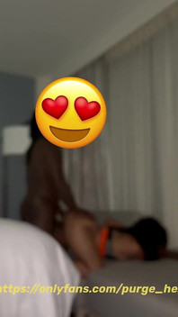 Пизда така мокра, що ви можете почути це з усієї кімнати