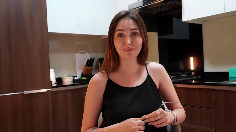 Alina Rai: มุมมอง POV: แม่เลี้ยงดูดควยลับ ๆ ในครัวหลังจากจ้องควยฉันใต้โต๊ะ