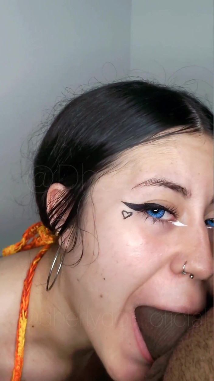 DherlyDoll: Una ragazza adorabile vuole sborra sulle sue piccole tette