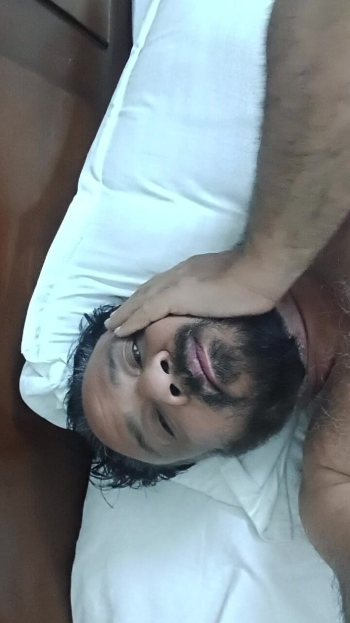 Daddy Dude: Indisk Pappa Som Ligger På Sängen Retar Och Poserar För...