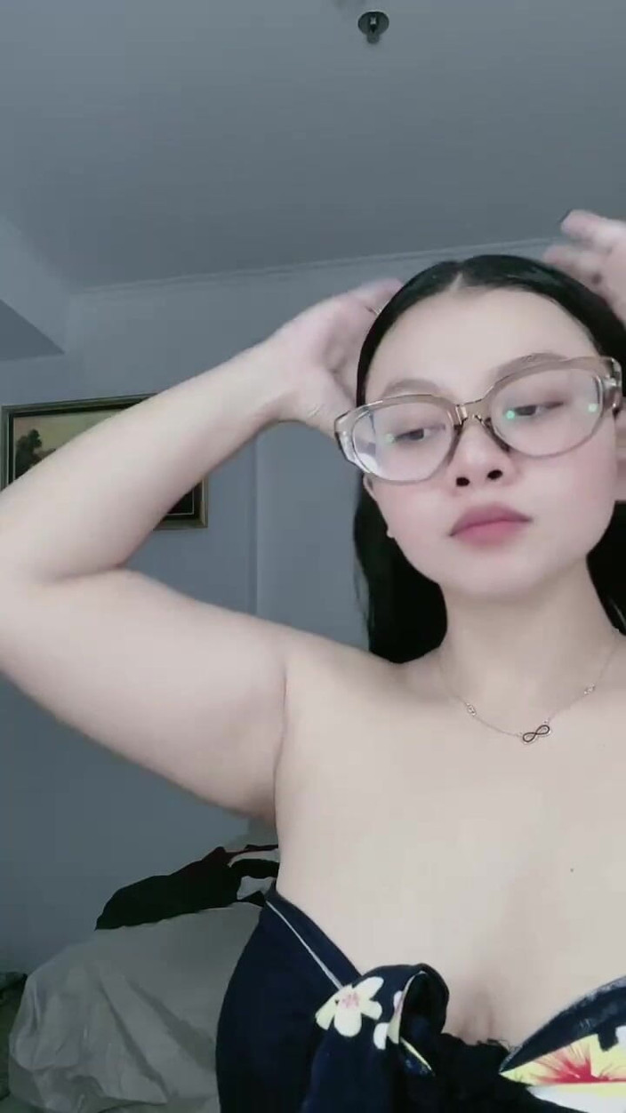 Jonathan Camberg: Wanita Cantik Berkacamata Mencari Kenikmatan