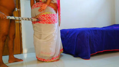 Aria Mia: 古吉拉特邦热辣人妻在她扫她的房间时被邻居操菊花和丈夫在隔壁房间