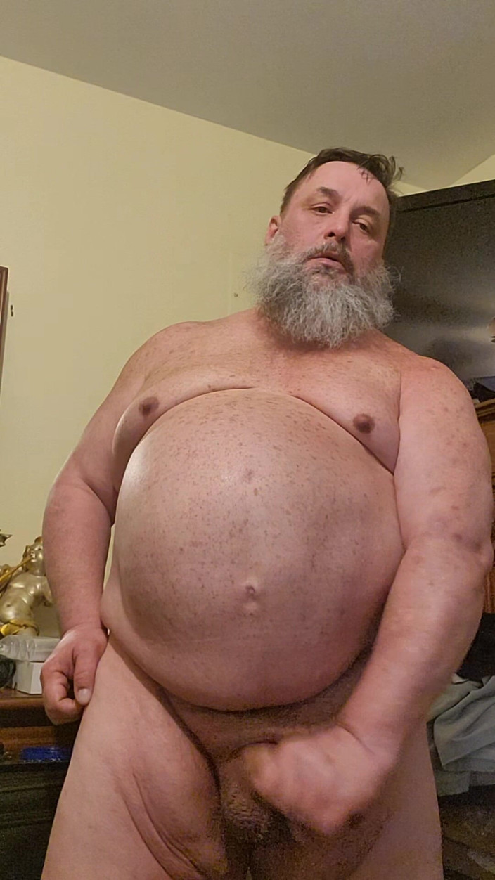 GeneWadexxx: Großer bär masturbiert an einem sonntag seinen großen schwanz