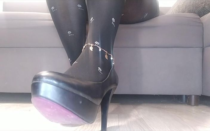 Monica Nylon: Fetish kaki, stoking nilon hitam dan sepatu hak tinggi
