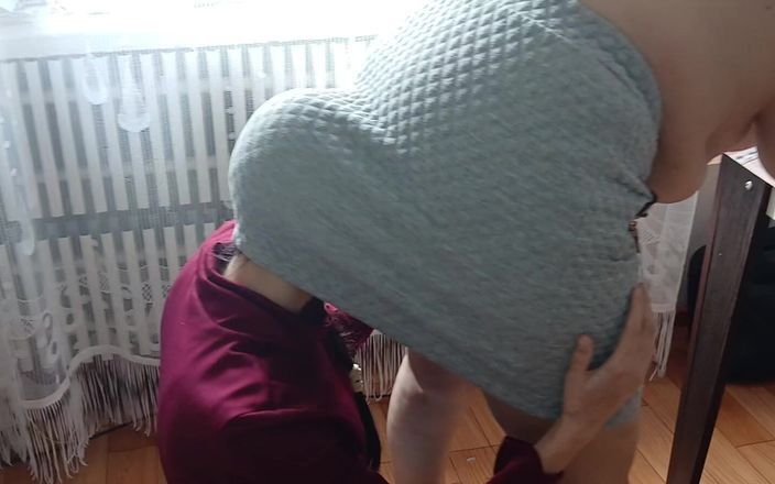 Lesbian-candys: L-am prins pe colegul meu lingând curul șefului meu