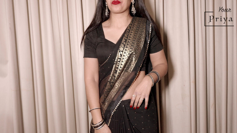 Your Priya: La calda Priya in black Saree si spoglia e si...