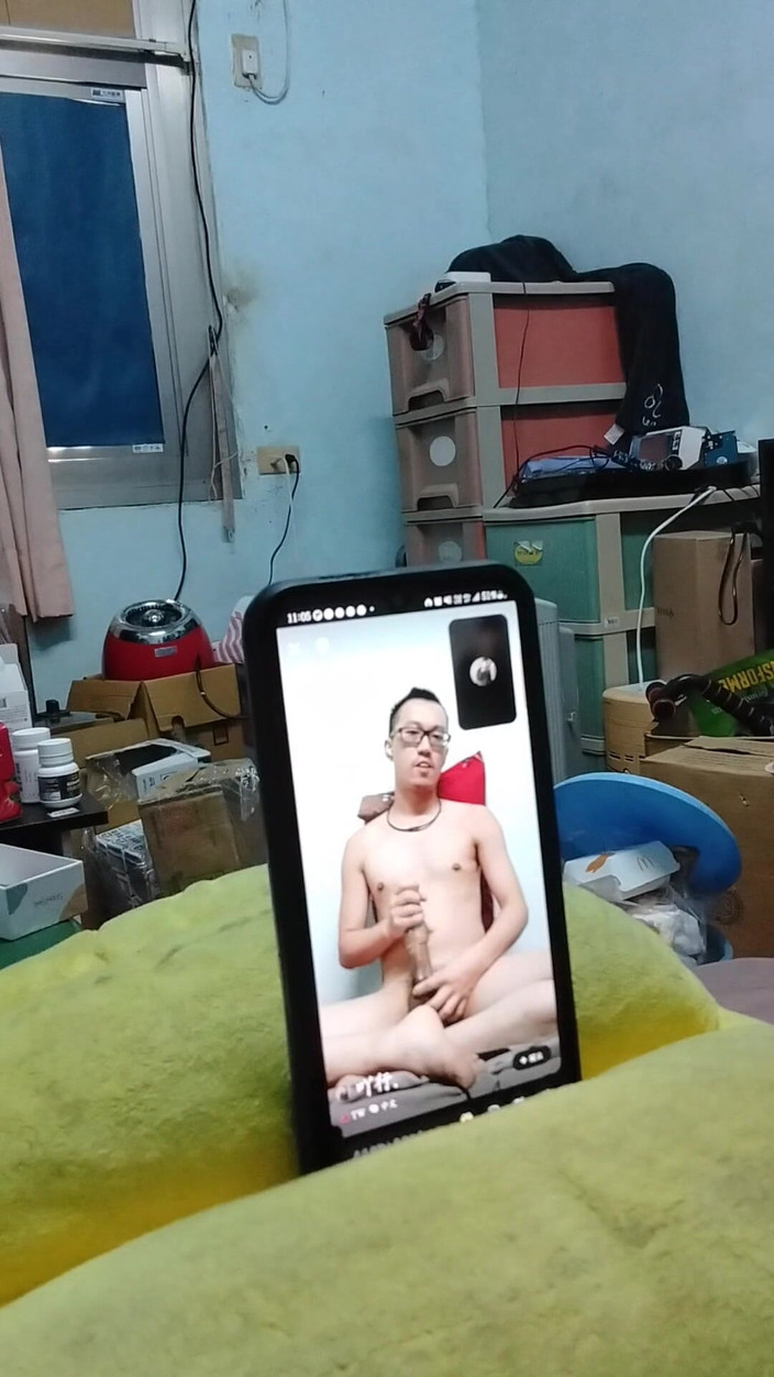 Gaysian fun: अजनबियों को दिखाए गए रैंडम वीडियो कॉल