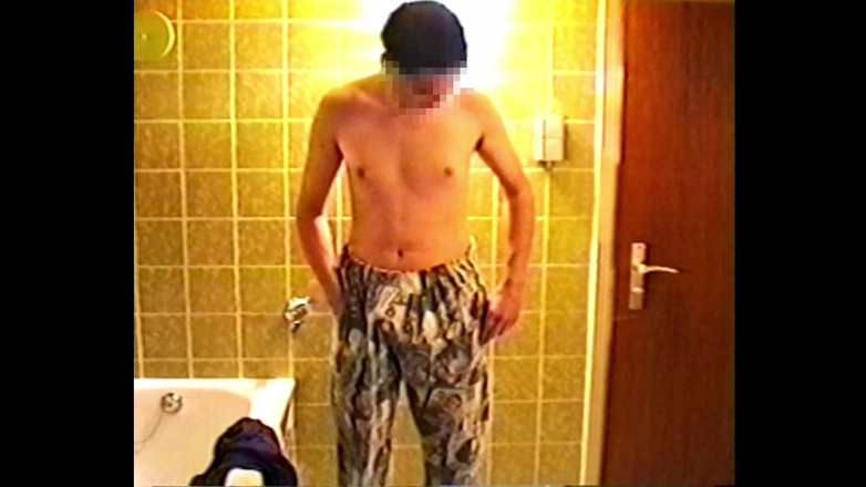 Mark Hannes: Cewek ini lagi asik masturbasi sambil kencing di depan kamera...