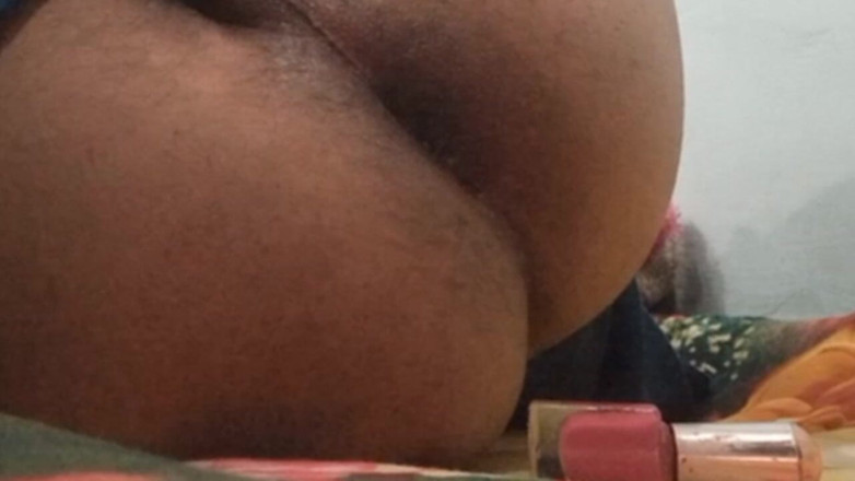 hornytrans: Travestito indiano che usa la vernice per le unghie per...