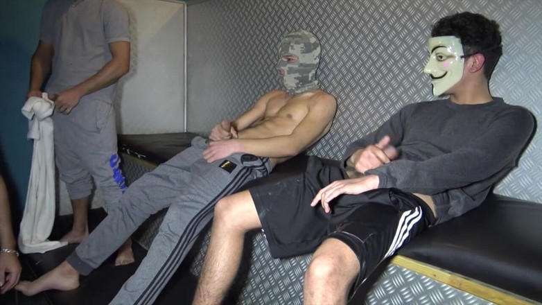 Gaybareback: Cara francês chupa 3 meninos búlgaros hetero
