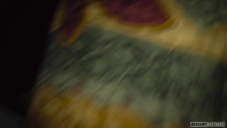 Raunchy Bastards: 바깥에서 좌초된 후 게이로 가는 쓰레기 같은 똑바른 남자