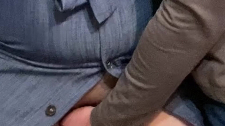 PriyaNaavya: Pria tua mesum lagi asik ngentot memek sempitnya di kereta...