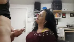 Deep Throat sexig avsugning från BBW amatör