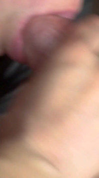 Amateur close-up pijpbeurt en klaarkomen in de mond
