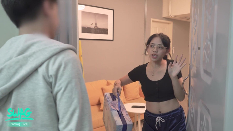 SWAG.live: สเปรย์ล่องหน: เพื่อนบ้านเงี่ยนบุกบ้านสาว