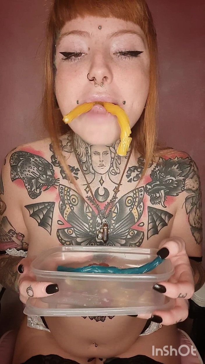 Yourfavecumslut: Горничная начиняет рот сладкими угощами