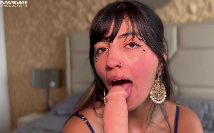 Aaliyah Yasin: Aaliyah尝试她的新假阳具