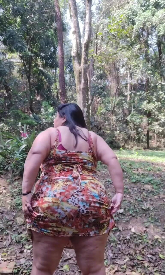 Mary Jhuana: Femeie mare și țâțoasă își expune sânii mari în parc