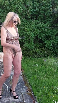 Martina dalam pakaian renang leopard berkilau