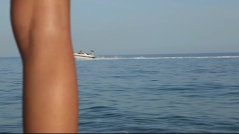 Watch4beauty: Đi tiểu trên bãi biển