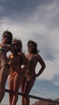Aksi hot lesbian tiga gadis hot dengan bikini di atas gunung yang saling muasin satu sama lain