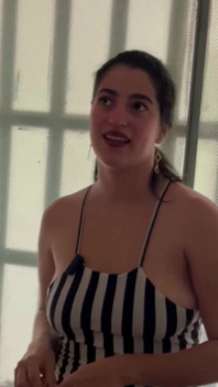 La voisine a une tête innocente et je vais découvrir si elle est...