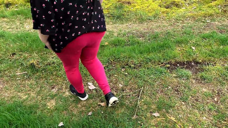 Bouncy Tits Action: Gifles dans la nature
