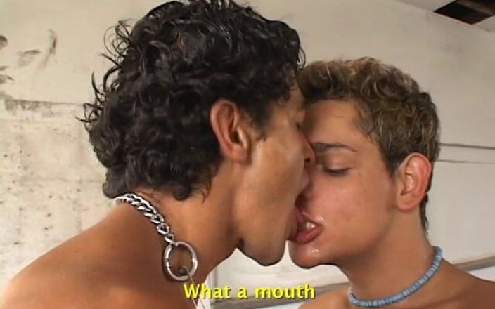 Gays Case: Un mec aux cheveux surbrillance doit écarter la bouche et le...