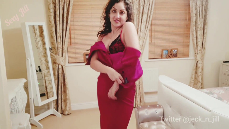 Big Ass Latina: Ama de casa latina se desnuda y folla para complacer...