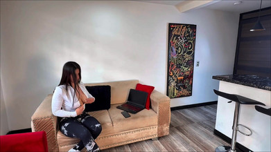 FelipeSkullX: 이웃과의 사진 촬영이 통제 불능 상태가 되어 결국 그녀의 꽉 조이는 보지를 먹게 됩니다.