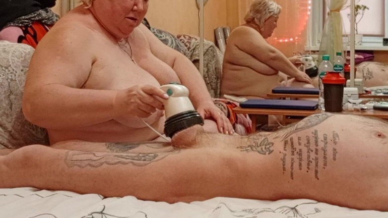 Zona901: Svärmor masserar kuk och bollar, suger sedan kuk och får...