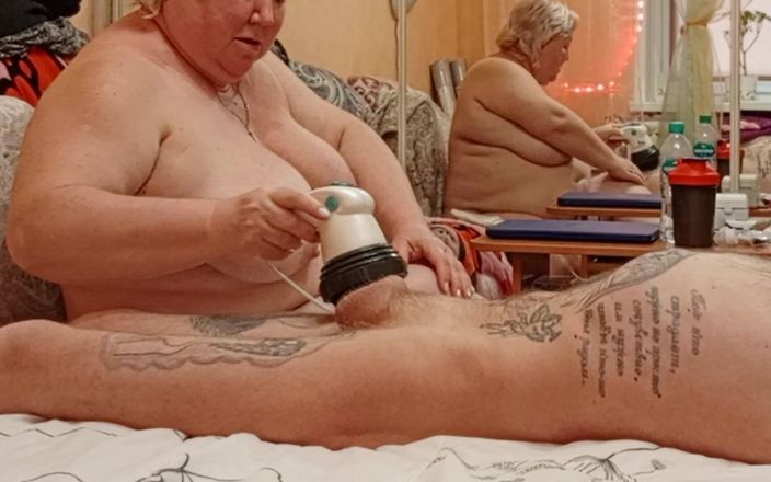 Zona901: Теща массажирует член и яйца, затем сосет член и получает полный рот спермы