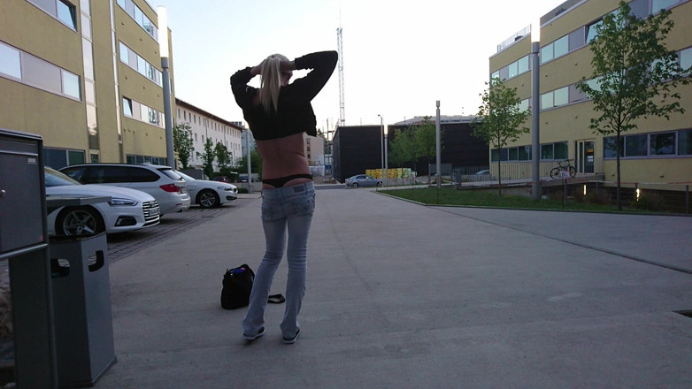 sweetfeet29: Sexy trans in openbare ochtend