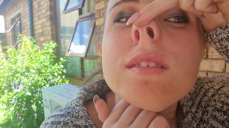 InkedButterfly69: Burnumu seçiyorum, üflüyorum ve yutmak için göğüsleri ağzıma sokuyorum.