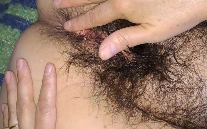 Mommy big hairy pussy: Xuất tinh không có lông lồn