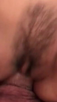 Une MILF brune apprend à chevaucher une bite dehors