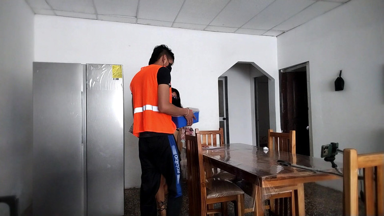 Goky: Wanita panas teruja untuk membentangkan kakinya dan menunjukkan pantatnya kepada...