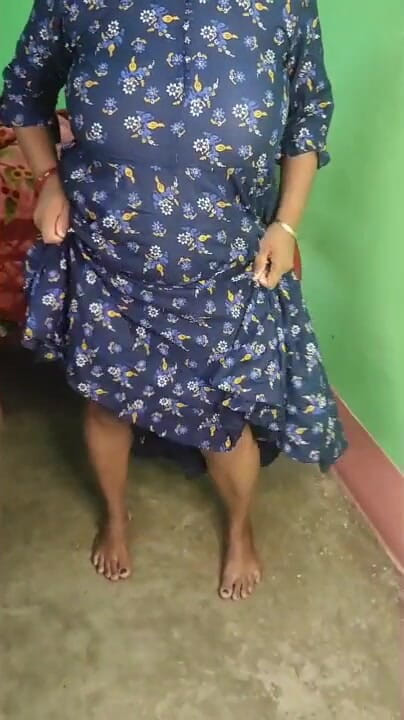 Indianbhabi2: 印度胖美女脱光衣服并展示她裸体