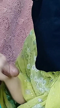 Bini curang bertetek besar memberikan handjob dan melancap, dia nafsu India hubbyz zakar besar