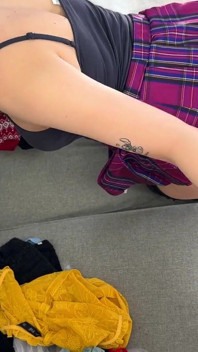 Verveelde negeerde heetste blondine in zwarte netkousen en een minirok in universiteitsuniform trekt cfnm af om sperma op haar kleren te nemen